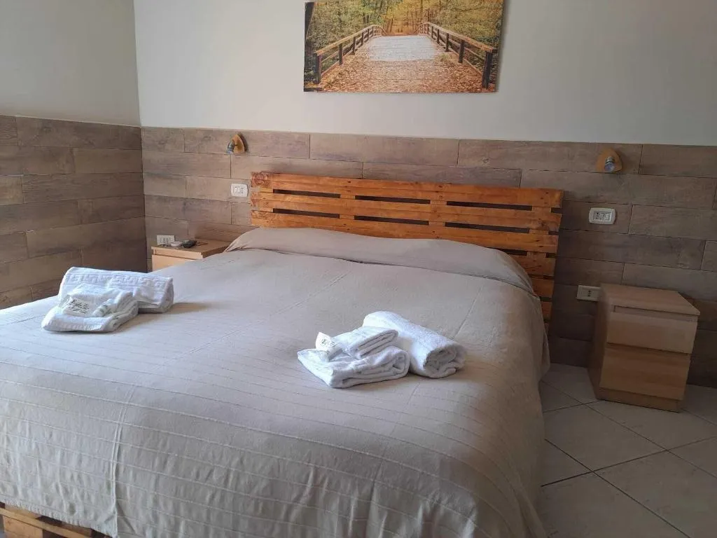 Room, City Pompei Accommodations, Naples