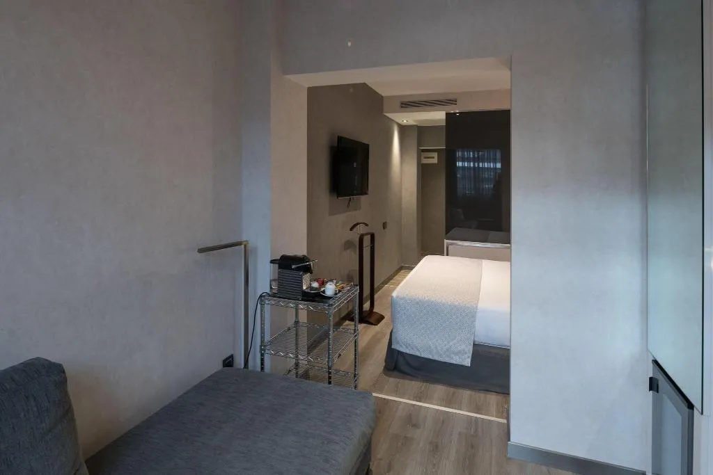 JUNIOR SUITE QUEEN SIZE BED Room, Catalonia Gran Via BCN, Barcelona