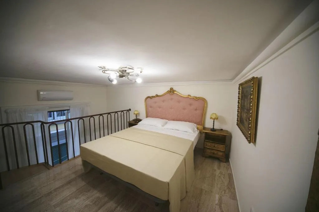 Room, Area Angioina Suites, Naples