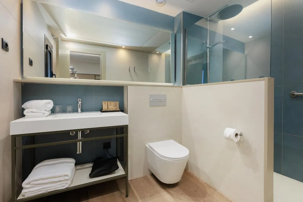 TRIPLE INNER Room, Hotel Medinaceli 4*S, Barcelona
