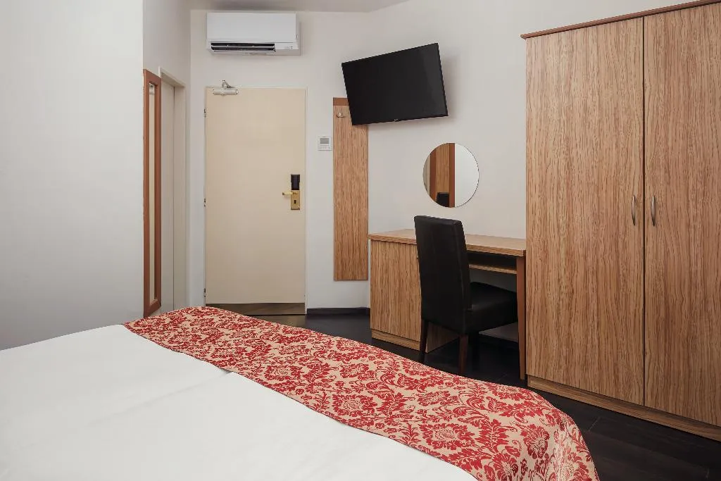 TRIPLE SUPERIOR WITH AIR CONDITIONING Room, Superior Hotel, Prague