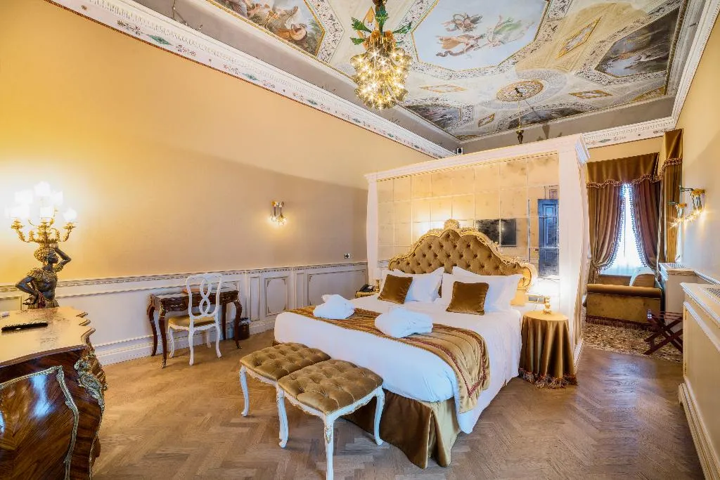 JUNIOR SUITE DELUXE Room, Nani Mocenigo Palace, Venice