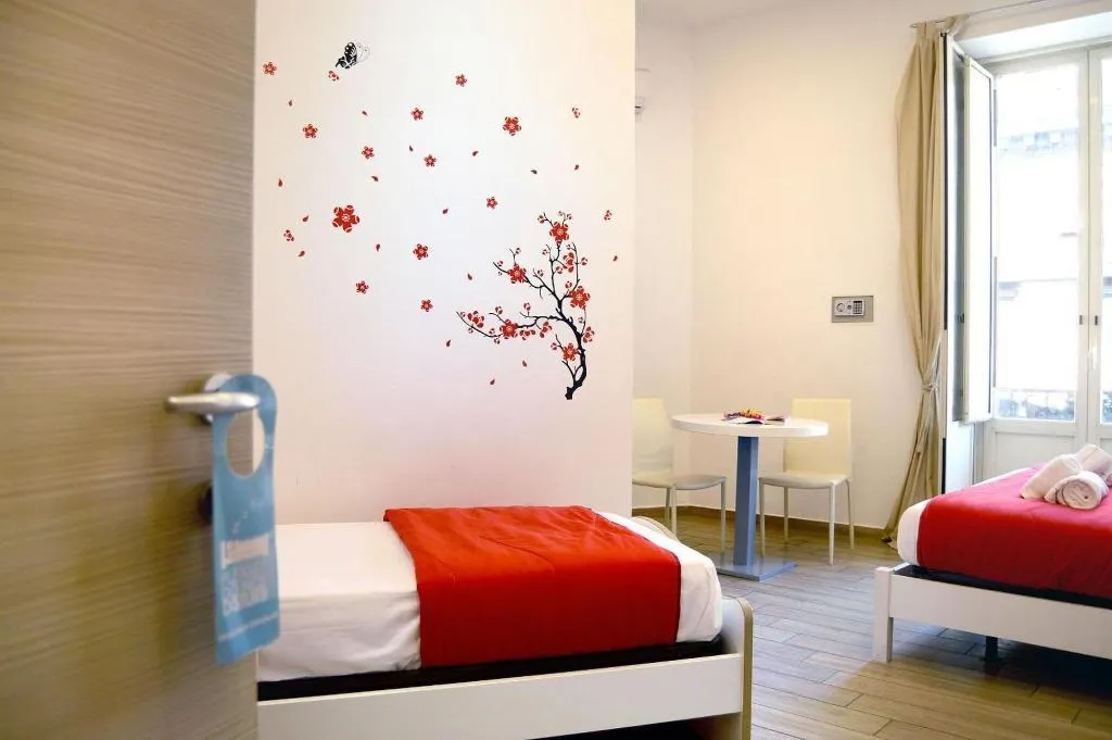 Room, Funikulì Funikulà, Naples