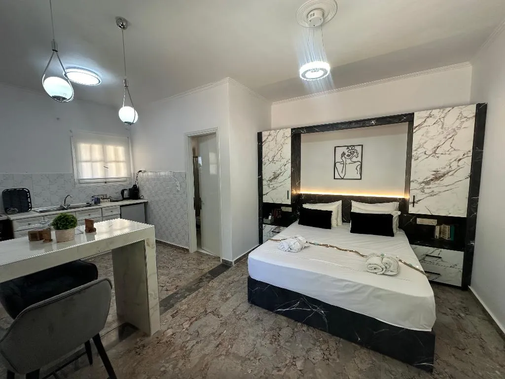 STUDIO DELUXE ONE BED Room, Nikos Apartments Corfu, Corfu