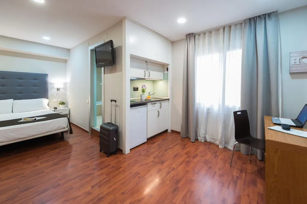 DOUBLE WITH KITCHENETTE Room, Senator Barcelona Apartments, Barcelona