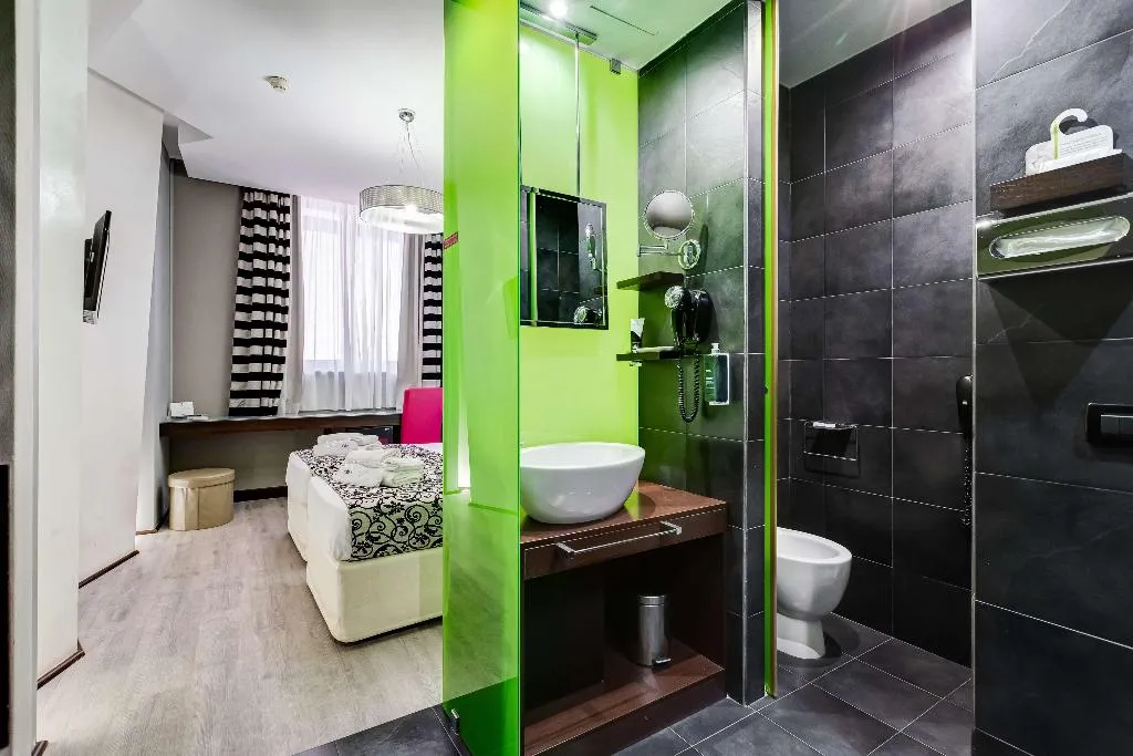 TRIPLE QUEEN SIZE BED Room, Best Western Cinemusic Hotel, Naples