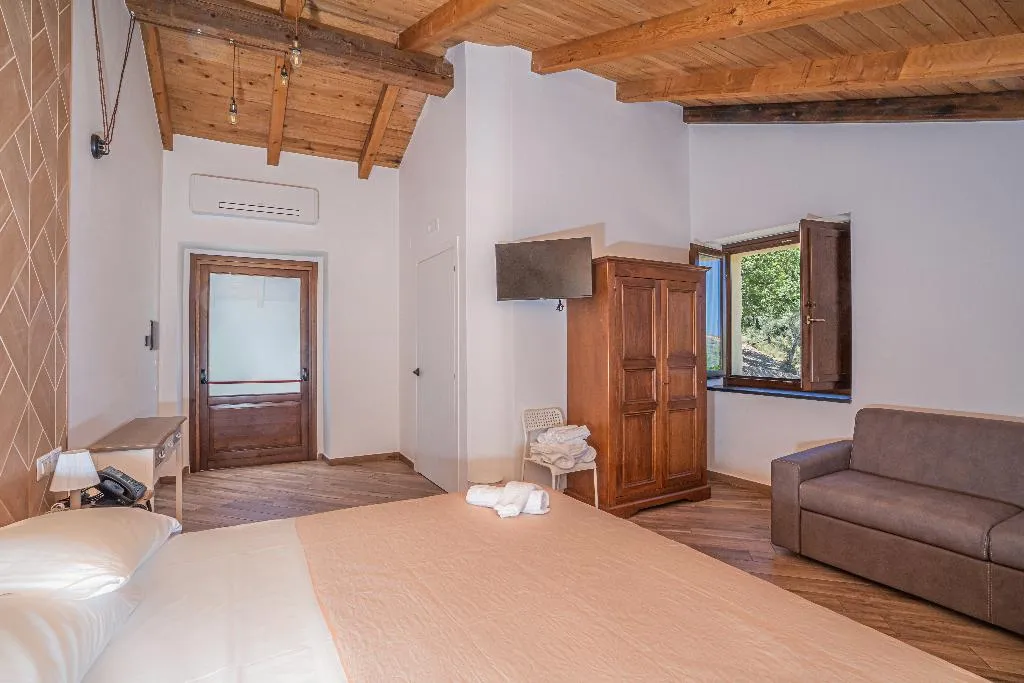 FAMILY ROOM CAPACITY 4 Room, Le Querce Farmhouse, Naples