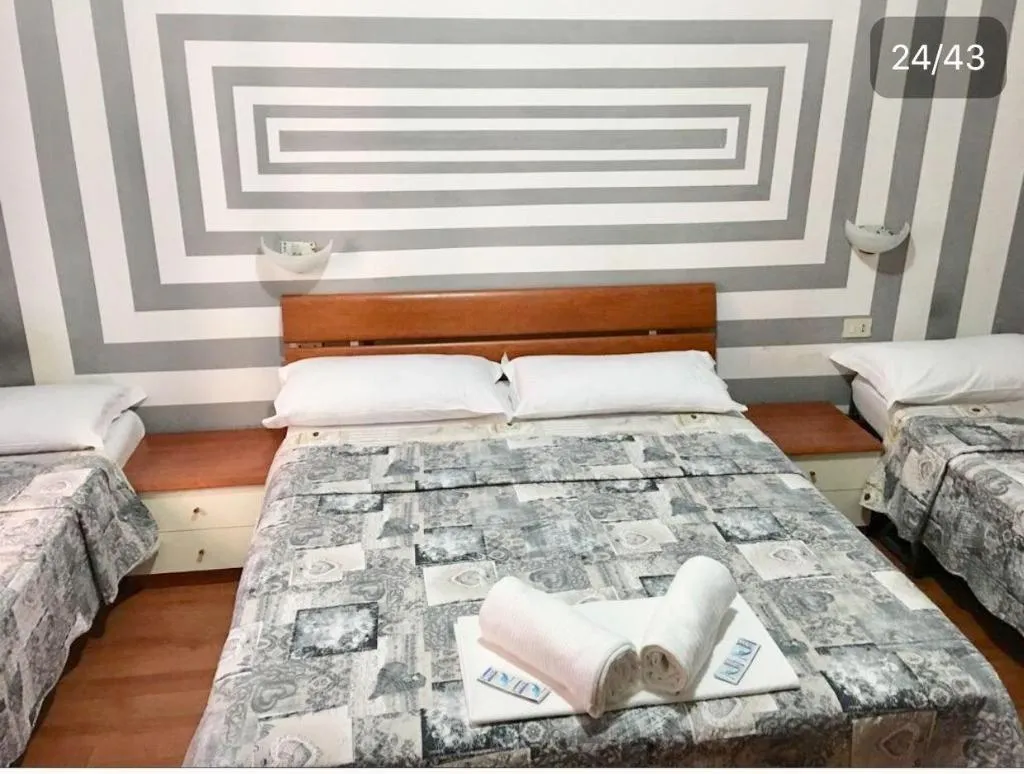 Room, Hi Termini, Naples