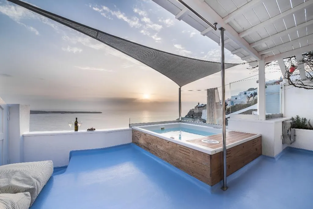 SUITE WITH JACUZZI Room, Hyperion Oia Suites, Santorini