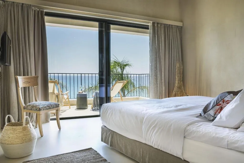 Room, F Zeen, Kefallinia
