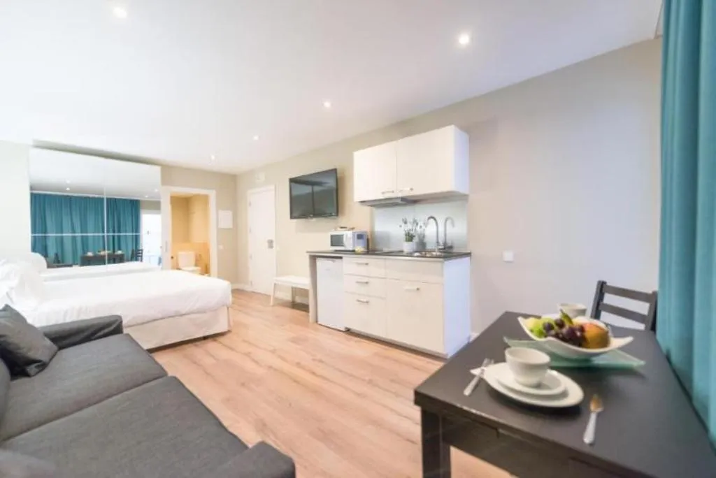 APARTMENT ONE BEDROOM WITH TERRACE Room, Senator Barcelona Apartments, Barcelona
