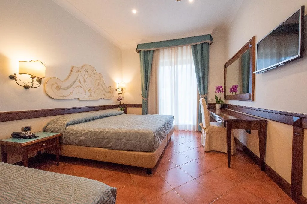 TRIPLE STANDARD Room, Michelangelo, Naples
