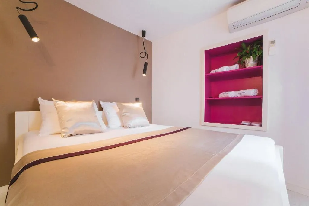 Room, House Karkovich, Split