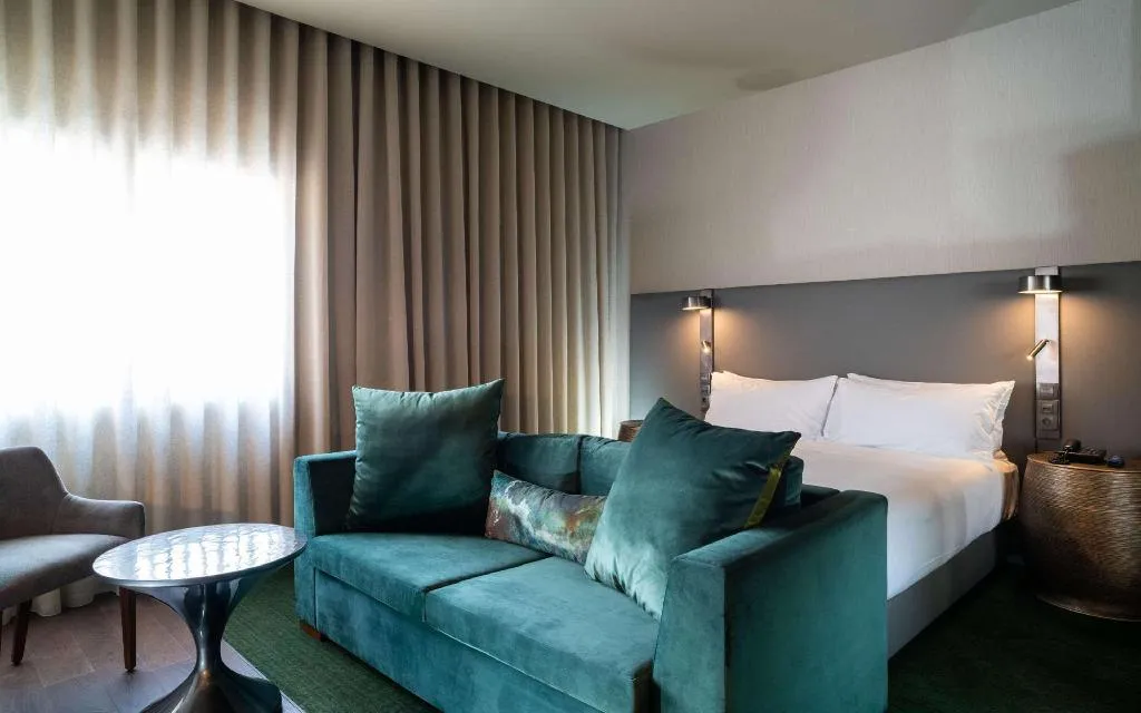 JUNIOR SUITE KING SIZE BED Room, Hilton Porto Gaia, Porto