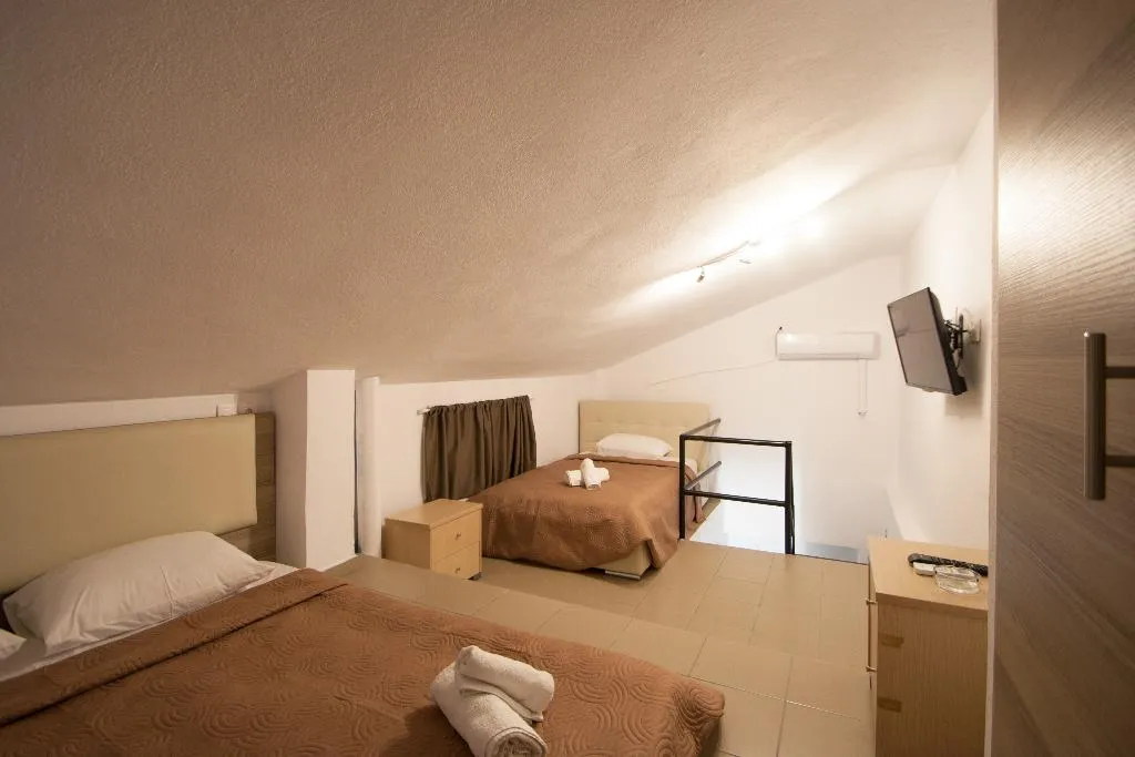 Room CAPACITY 6 Room, Pension Avocado, Skiathos