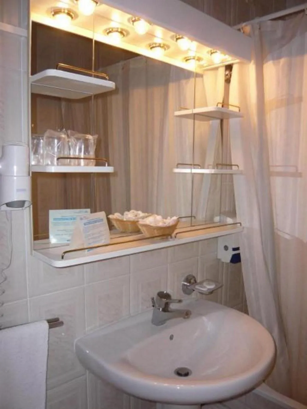 Room, Dom Afonso, Madeira