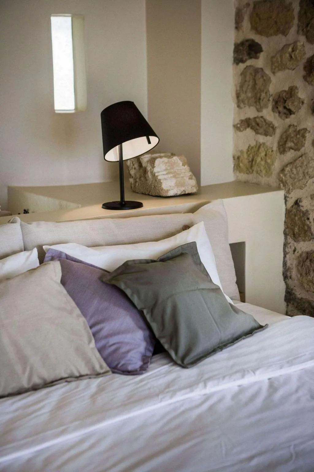 Room, F Zeen, Kefallinia