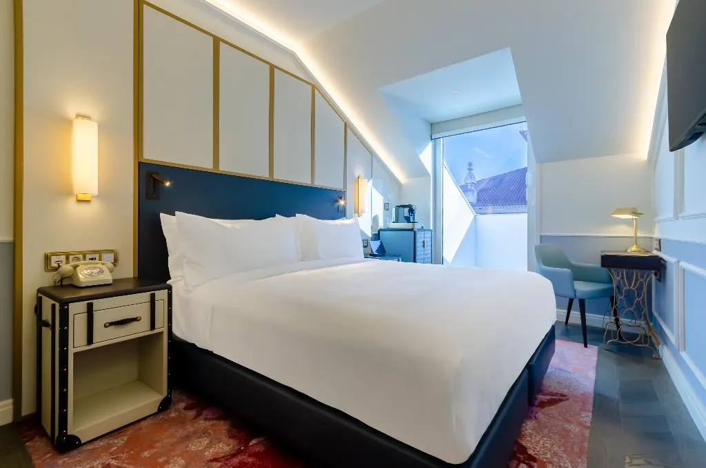 DOUBLE DELUXE WITH VIEWS Room, The Emerald House Lisbon, Curio Collection by Hilt, Lisbon