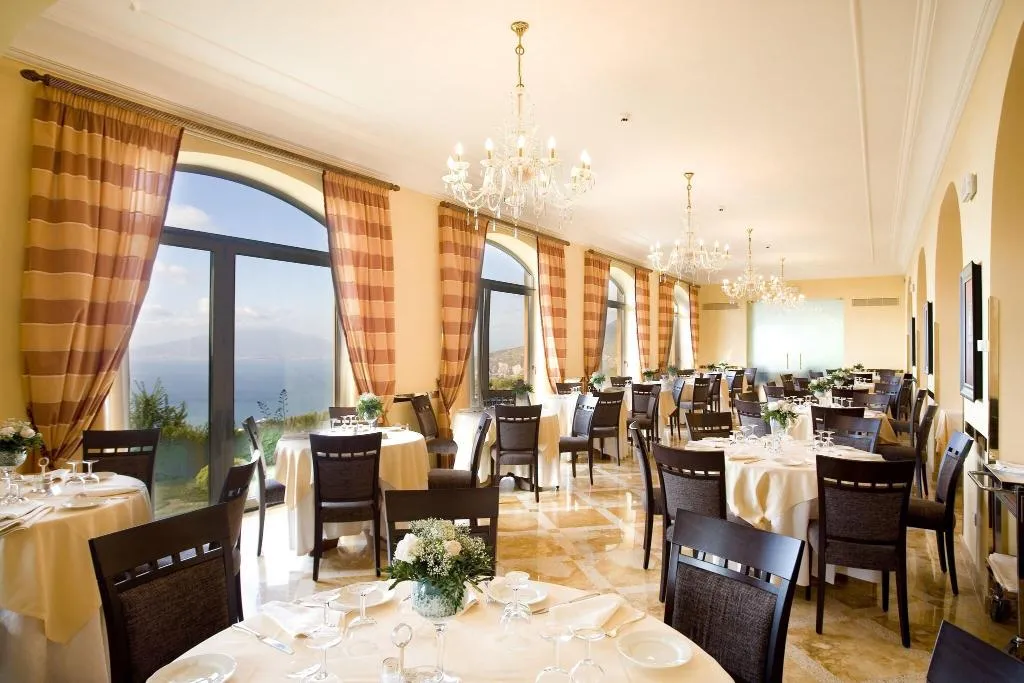 Restaurant, Grand Hotel Due Golfi, Naples