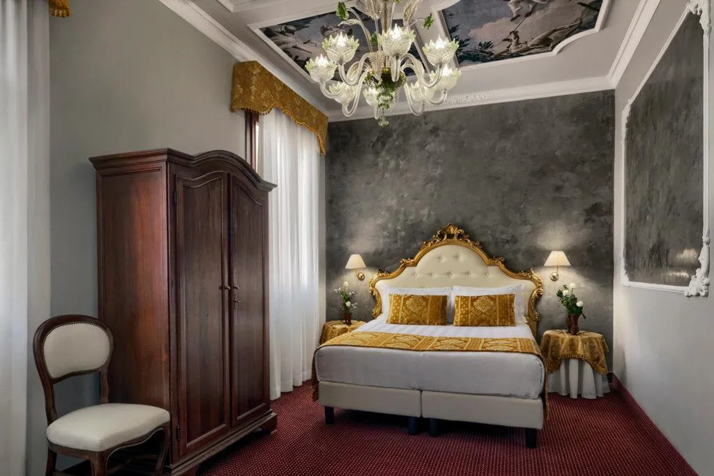 Room, Pausania, Venice