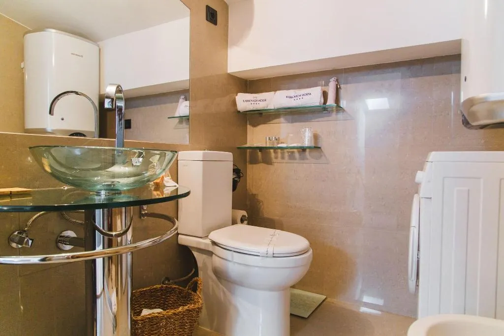 Room, House Karkovich, Split