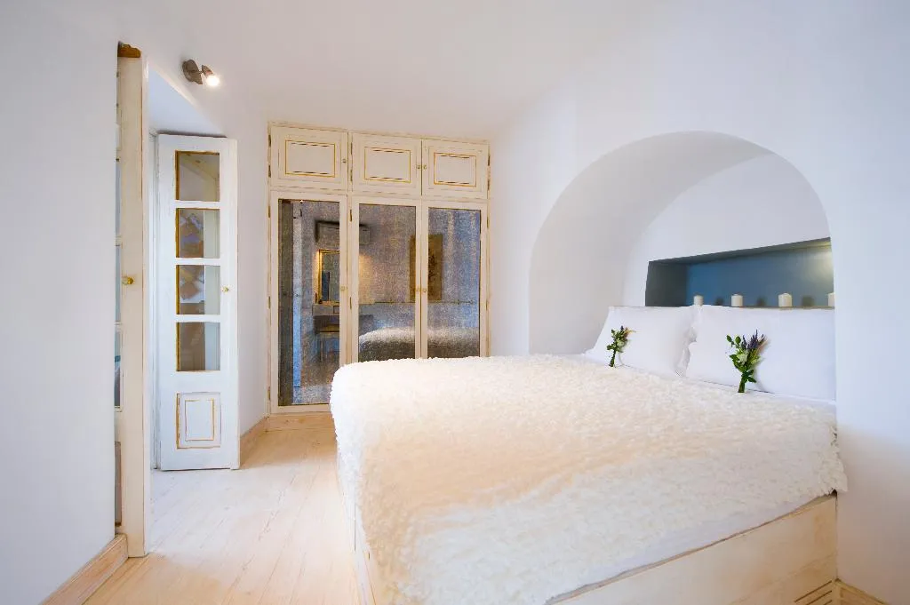 SUITE WITH JACUZZI Room, Hyperion Oia Suites, Santorini