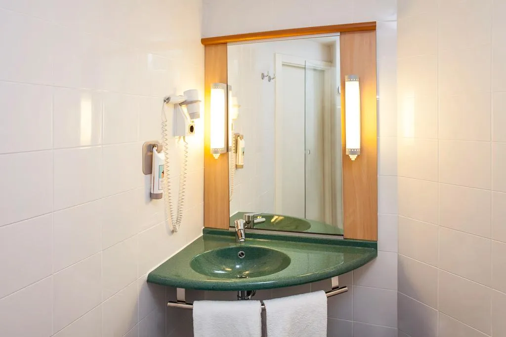 DOUBLE SINGLE USE STANDARD Room, Ibis Madrid Aeropuerto Barajas, Madrid
