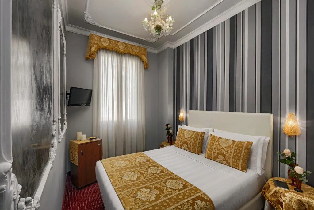 Room, Pausania, Venice