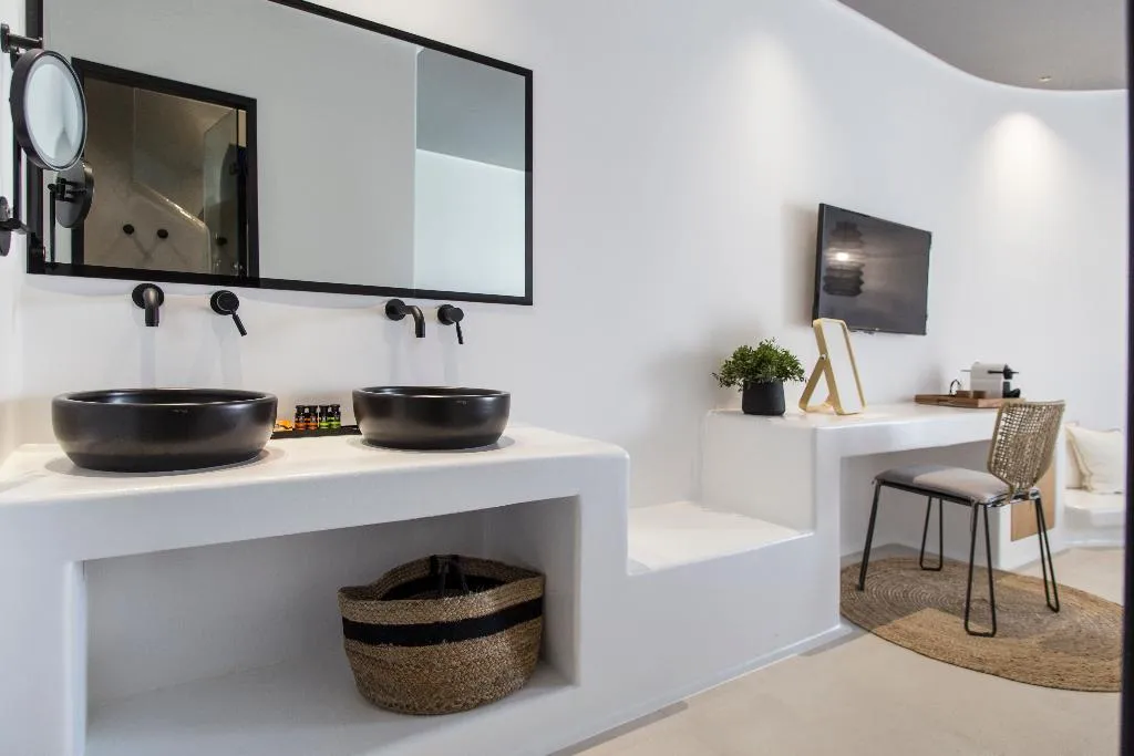 SUITE BEACH FRONT Room, Adorno Suites Mykonos, Mykonos