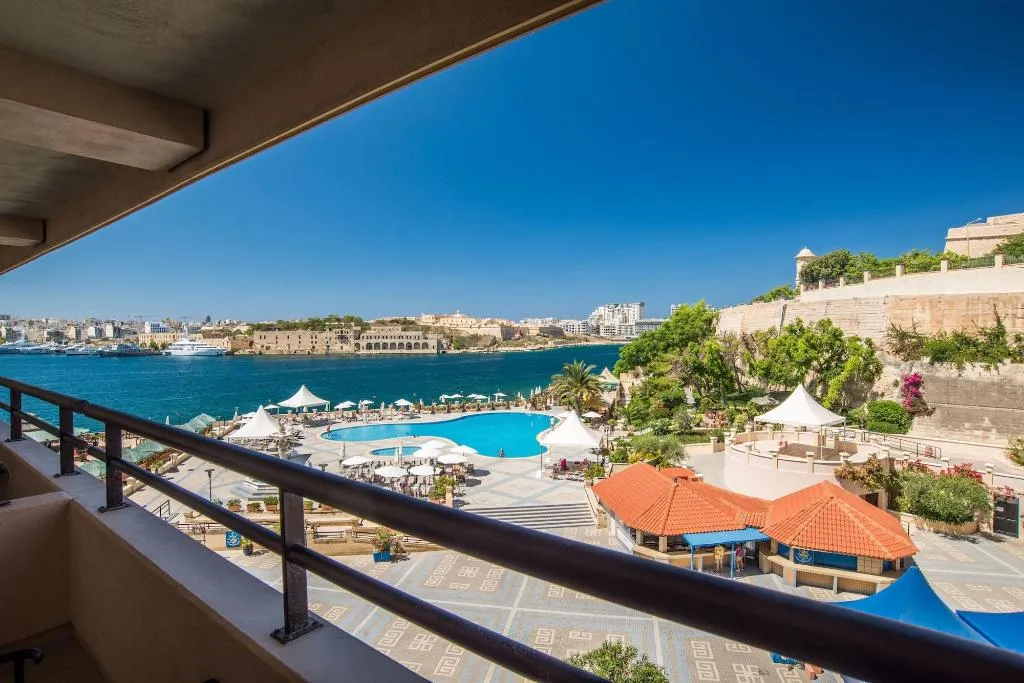 SINGLE DELUXE POOL VIEW Room, Grand Hotel Excelsior, Malta