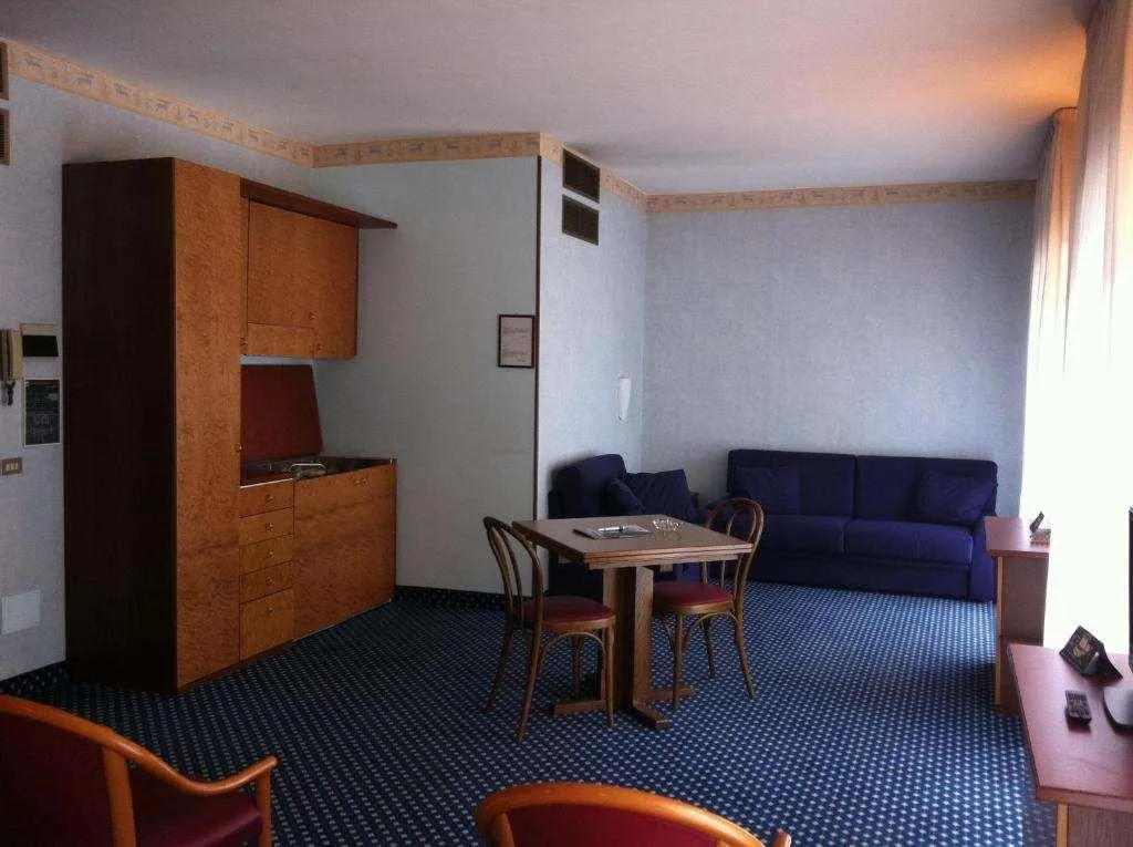 Room, Residence Desenzano, Milan