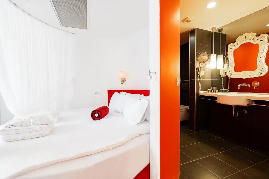 Room, Beyond, Izmir