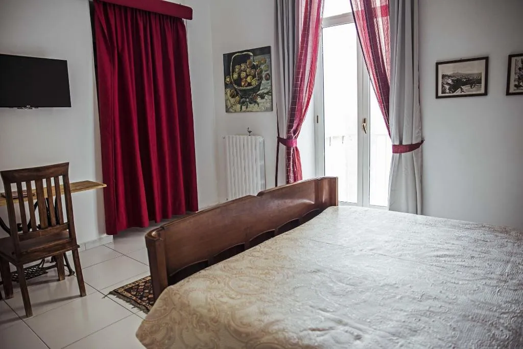Room, Miracoletti38, Naples