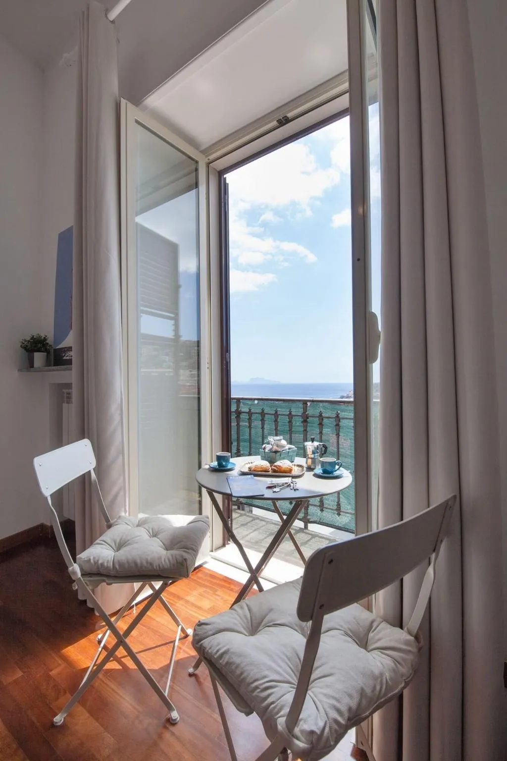 Room, Napolicentro Mare, Naples