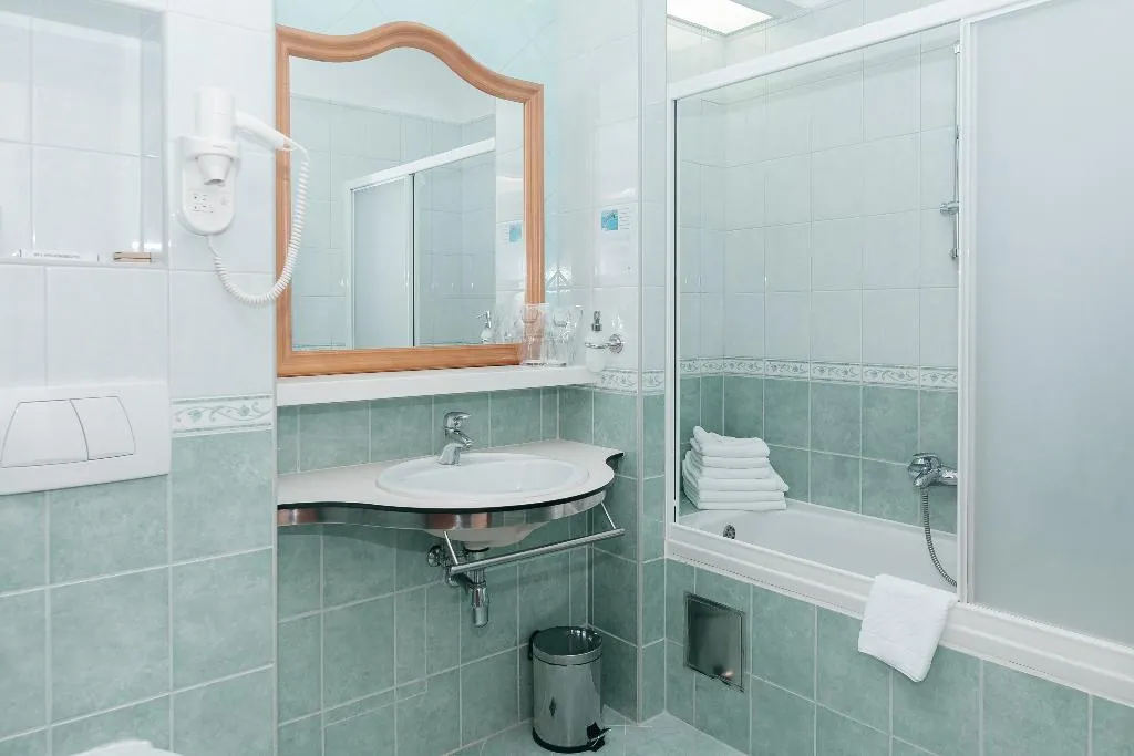 TRIPLE STANDARD Room, Spongiola, Split