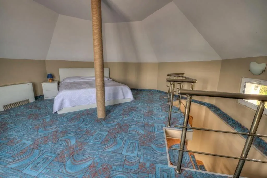 Room, Alekta, Varna