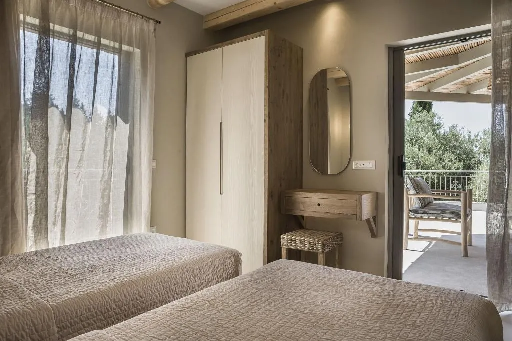 Room, F Zeen, Kefallinia