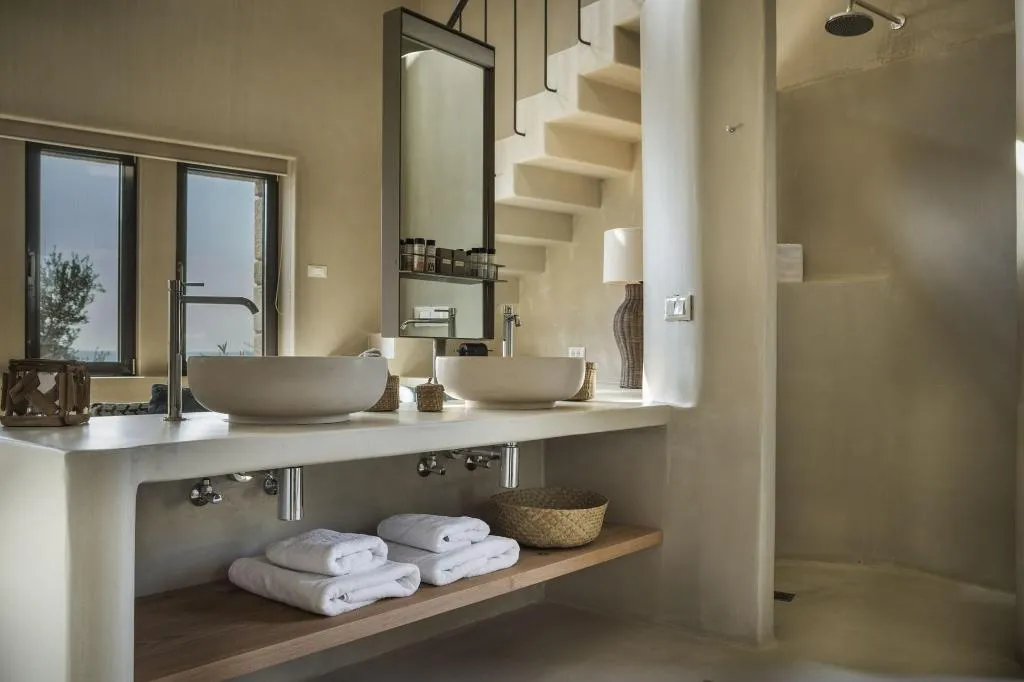 Room, F Zeen, Kefallinia