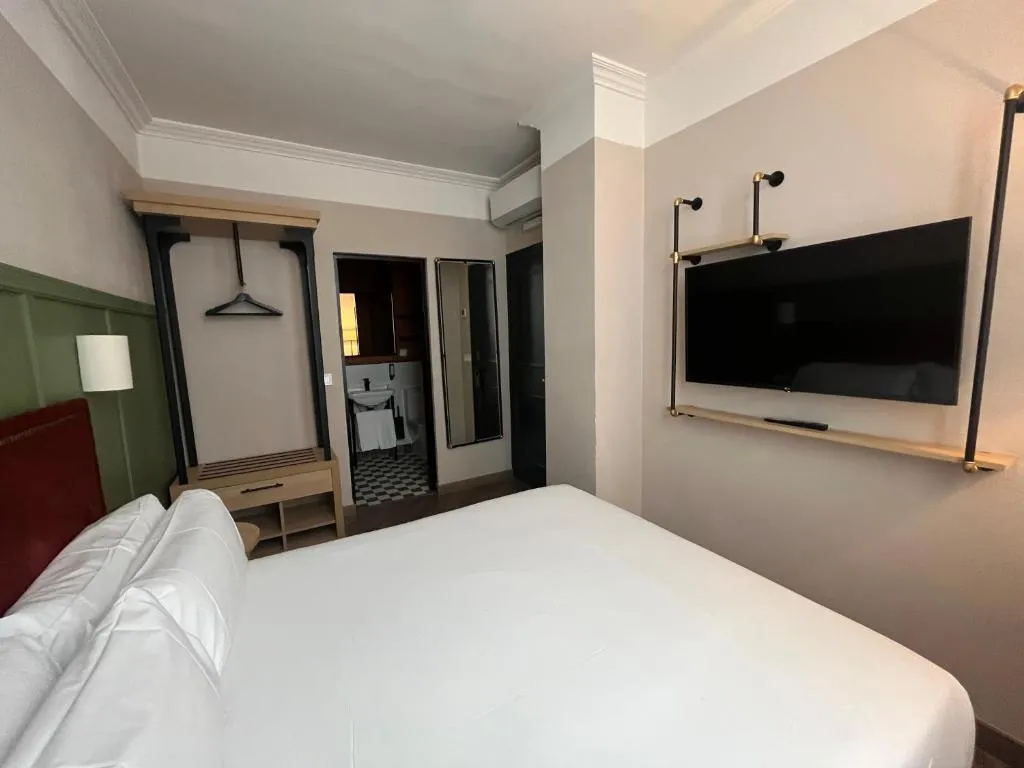 DOUBLE STANDARD Room, Honest Sevilla, Seville