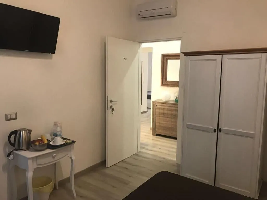 Room, Angolo Di Roma, Naples