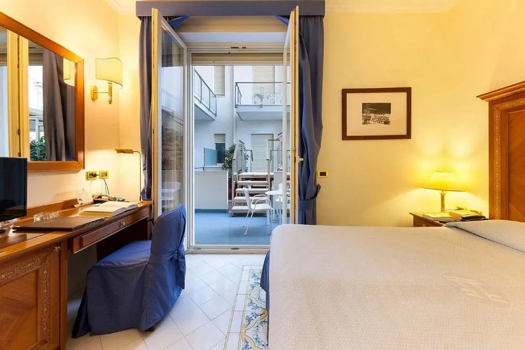 JUNIOR SUITE PARTIAL SEA VIEW Room, Continental, Naples