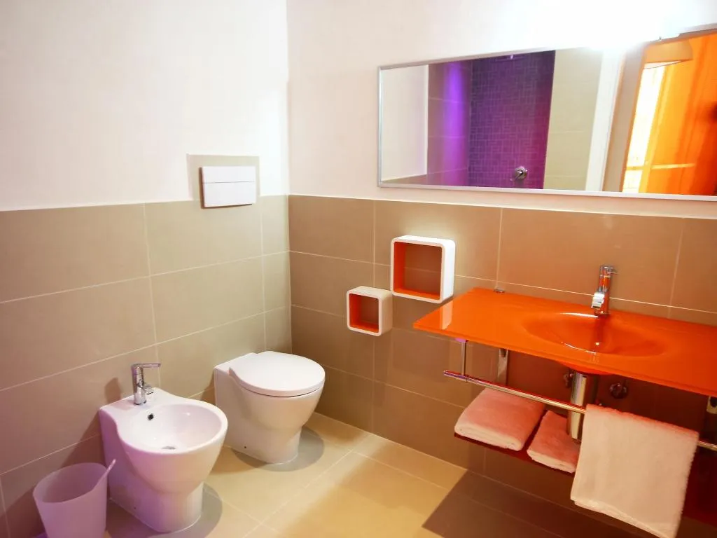 Room, Khalisah, Palermo