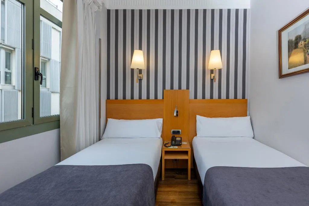 DOUBLE STANDARD Room, Lyon, Barcelona