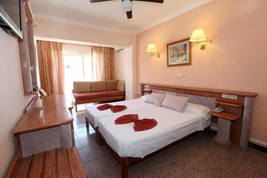 Double or Twin CAPACITY 3 Room, Manaus, Majorca