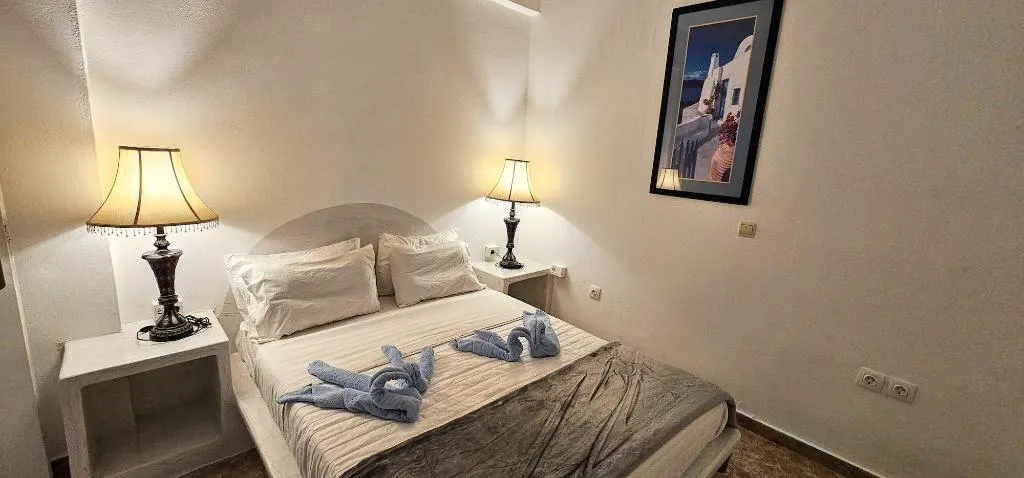 Room, Pleasure Beachside Studios, Santorini