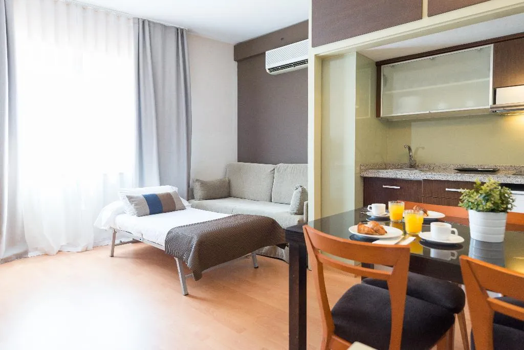 APARTMENT CAPACITY 3 Room, Senator Barcelona Apartments, Barcelona