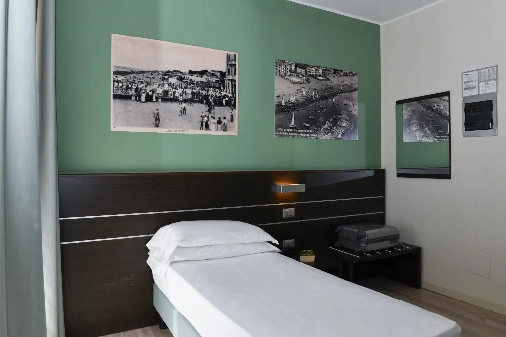 SINGLE STANDARD Room, Vienna, Venice