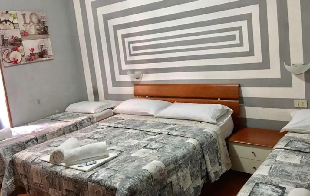 Room, Hi Termini, Naples