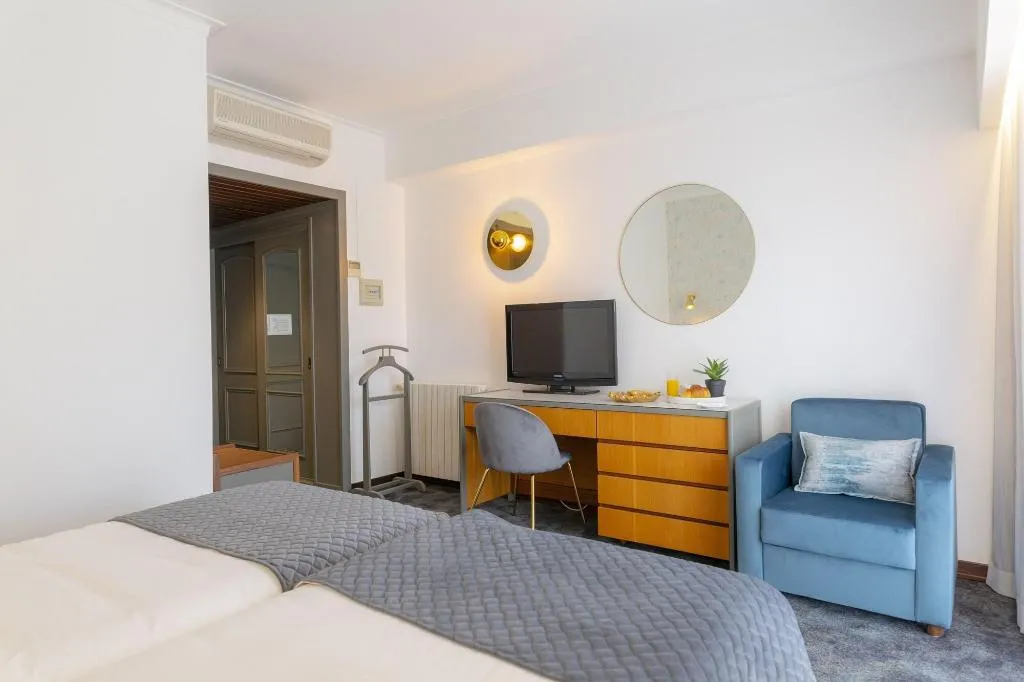 Room, Dom Afonso, Madeira