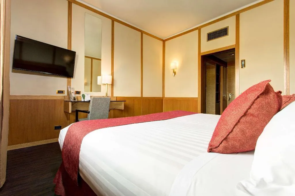 TRIPLE KING SIZE BED Room, Hilton Garden Inn Rome Colosseum, Rome